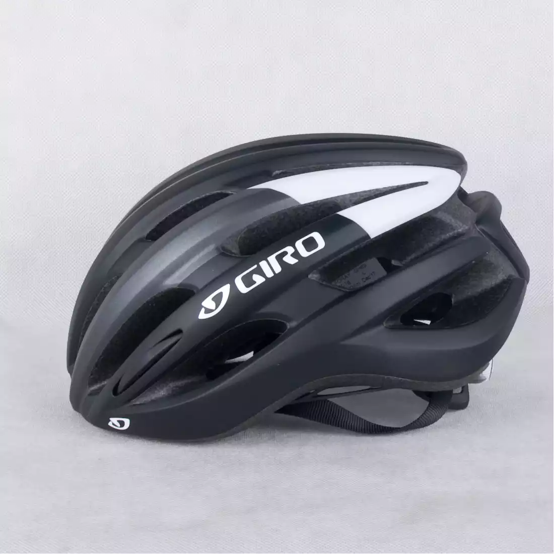 GIRO FORAY - kask rowerowy czarno-biały mat