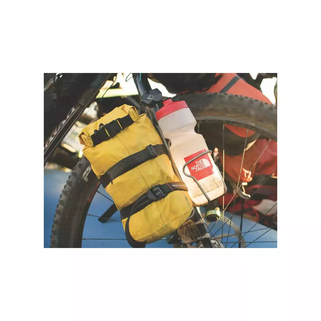 BLACKBURN OUTPOST CARGO koszyk na butelkę, bidon, torbę, worek, śpiwór, aluminiowy 155g tytanowy