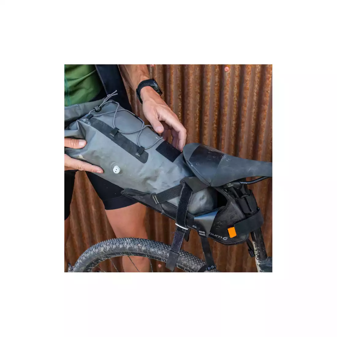 Sakwa podsiodłowa 10,5L woodoodporny worek BLACKBURN OUTPOST ELITE SEAT PACK metalowe mocowanie do sztycy pneumatycznej BBN-7097808