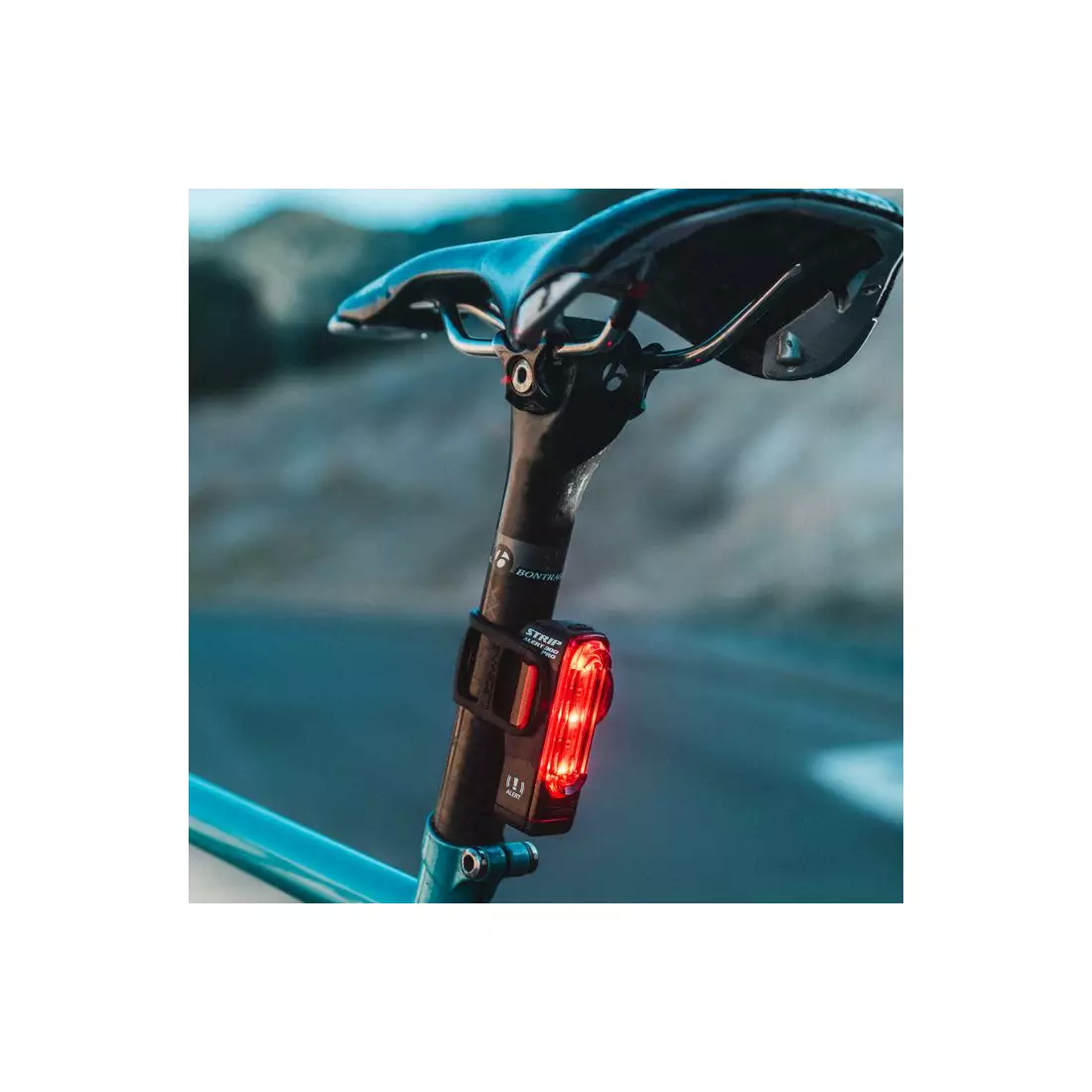 LEZYNE lampka rowerowa tylna STRIP PRO ALERT DRIVE 300 czarna LZN-1-LED-37R-V104