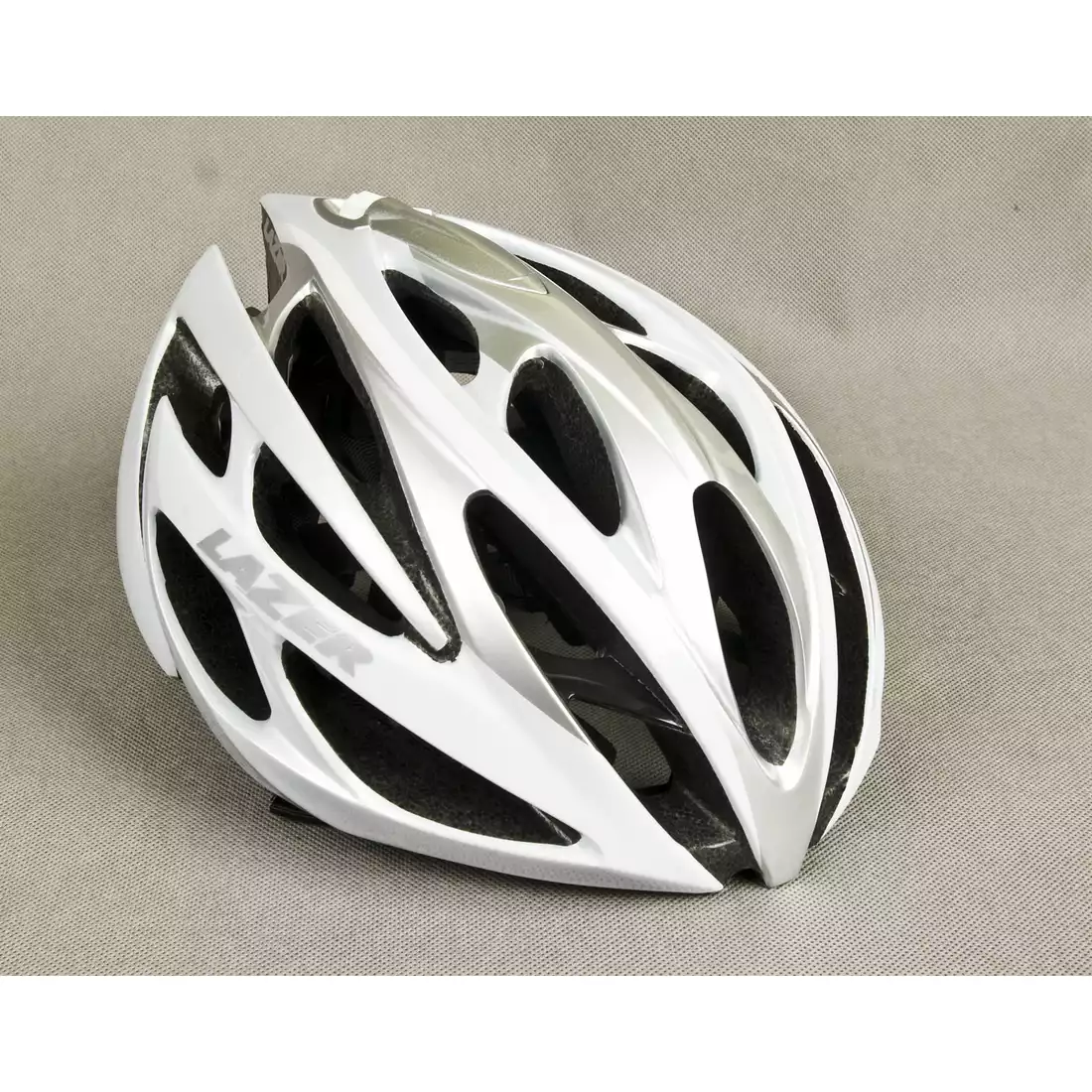 LAZER O2 szosowy kask rowerowy biało-srebrny