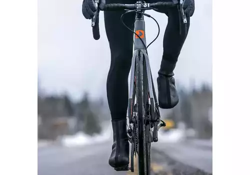Jak chronić kolana w chłodne dni podczas jazdy na rowerze?